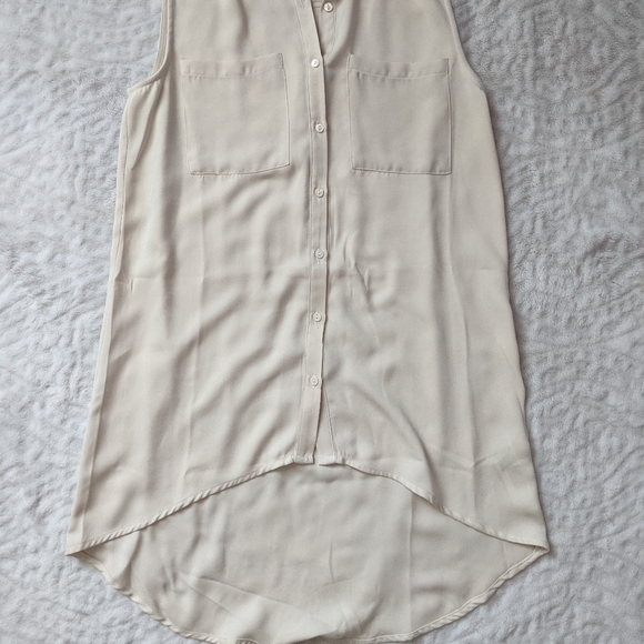 High-Low Buttoned Down Blouse - Picture 2 of 4